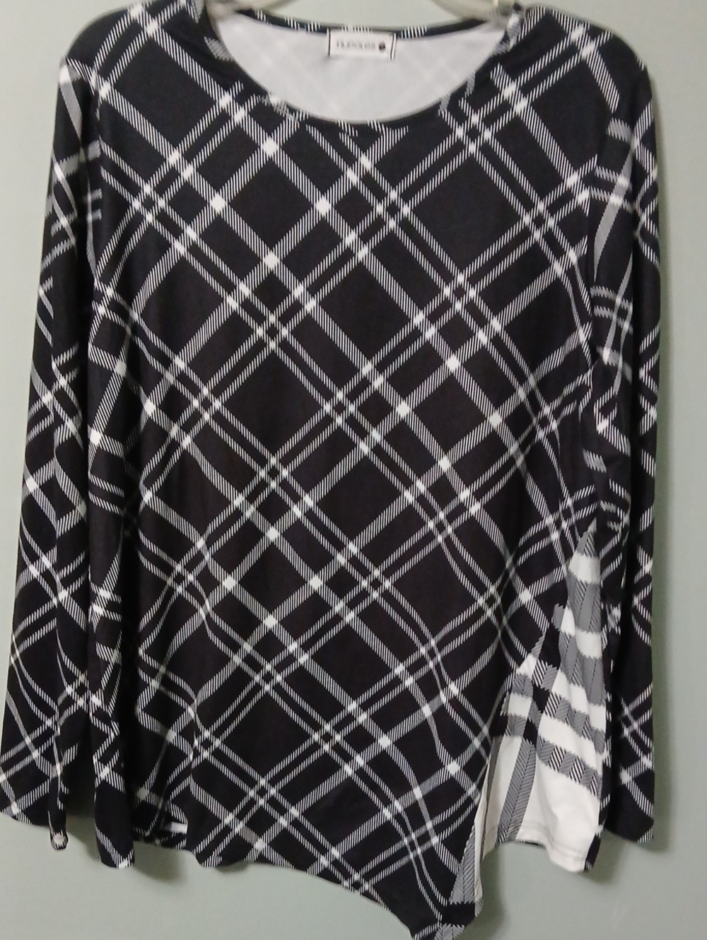 NUGGLES Black & White Plaid Long-Sleeve Women's Top Asymetric Hem